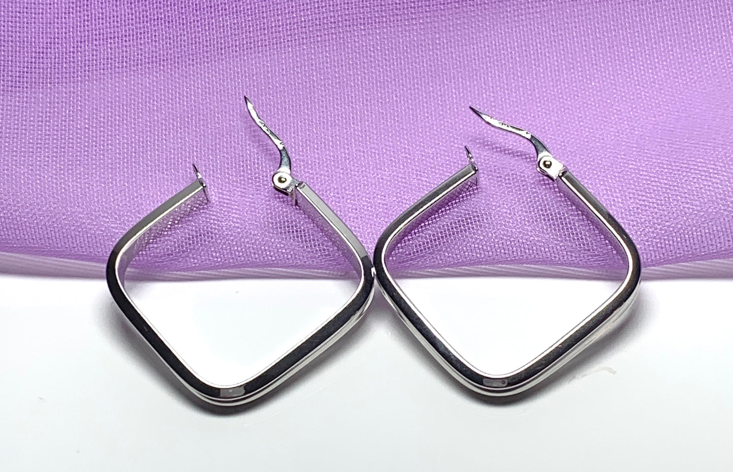 9 Carat white gold square hoop earrings 28 mm