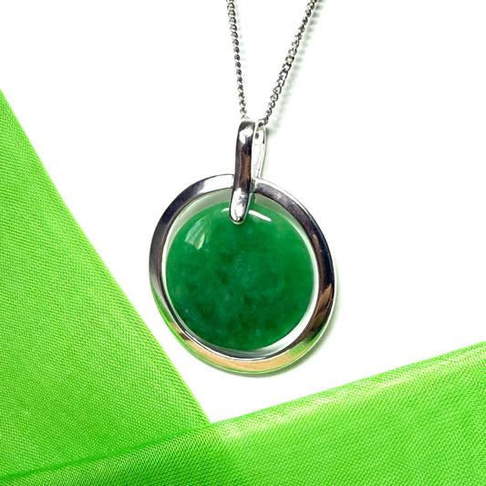A beautiful & stunning large necklace sterling silver round shaped green real jade halo style pendant