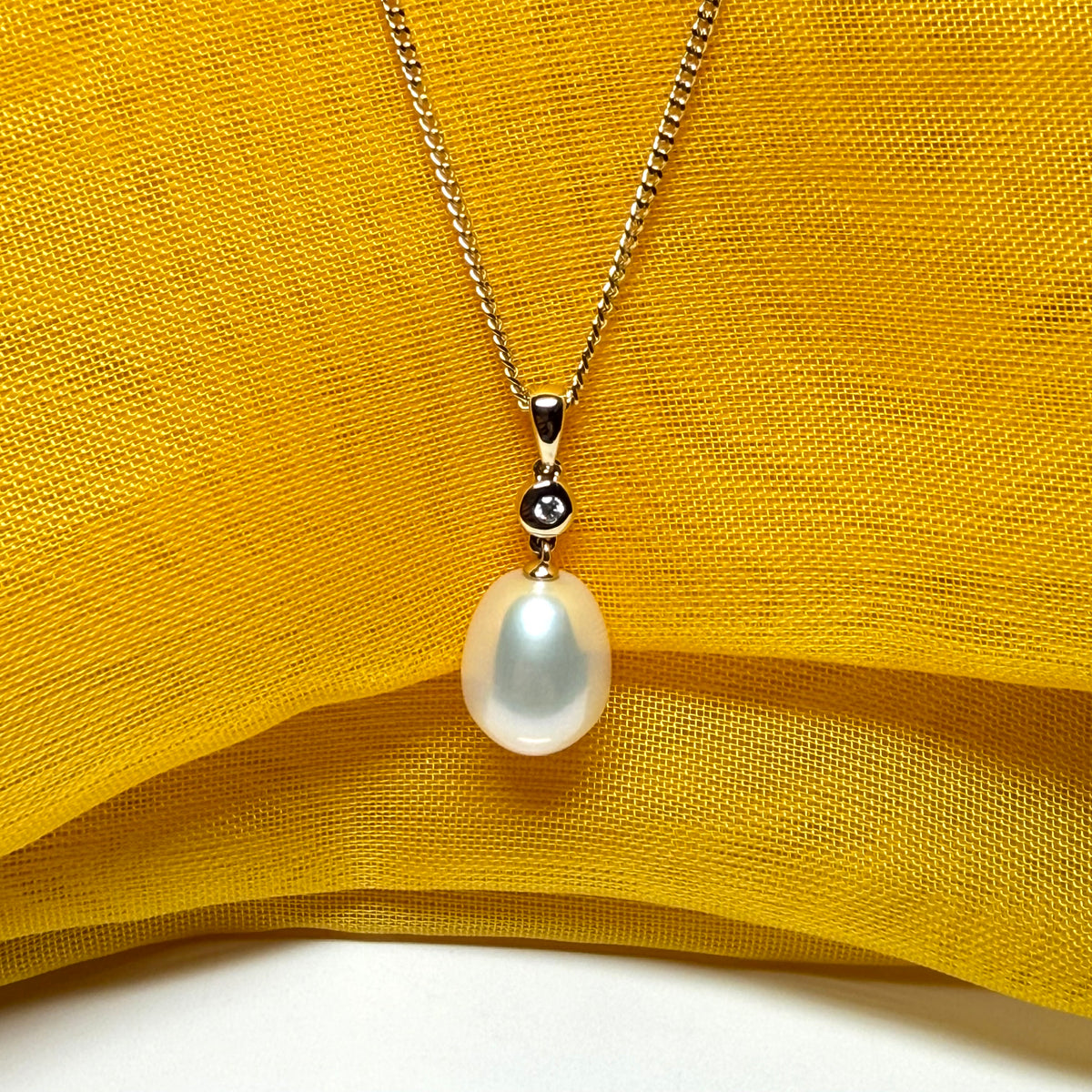A necklace real freshwater cultured pearl and real diamond yellow gold oval shape drop pendant