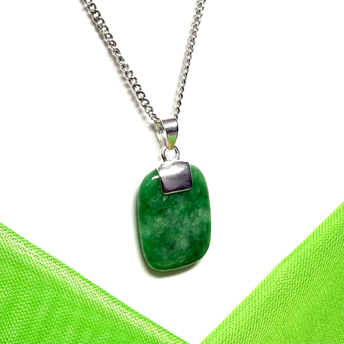 A real green jade necklace cushion shape stone sterling silver losange shaped pendant, simply beautiful