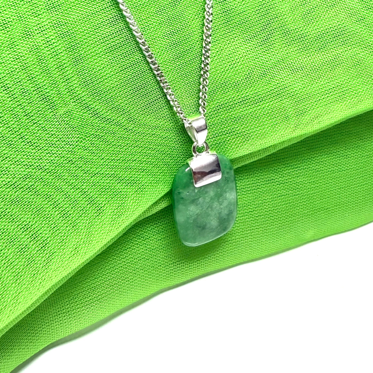 A real green jade necklace cushion shape stone sterling silver losange shaped pendant, simply beautiful