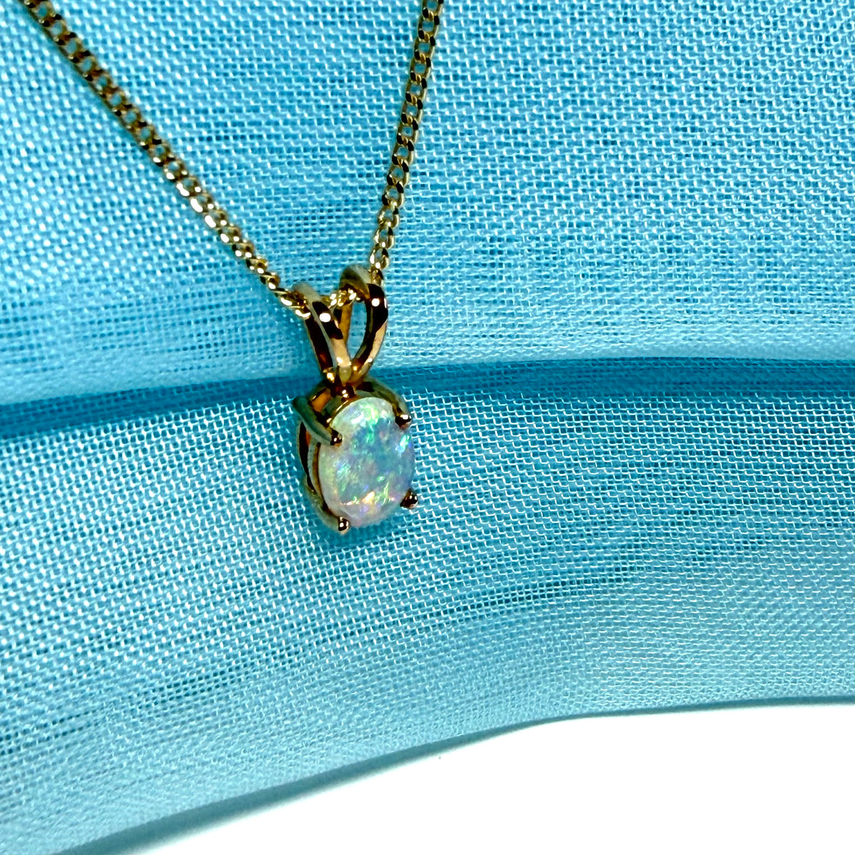 Real opal pendant oval yellow gold