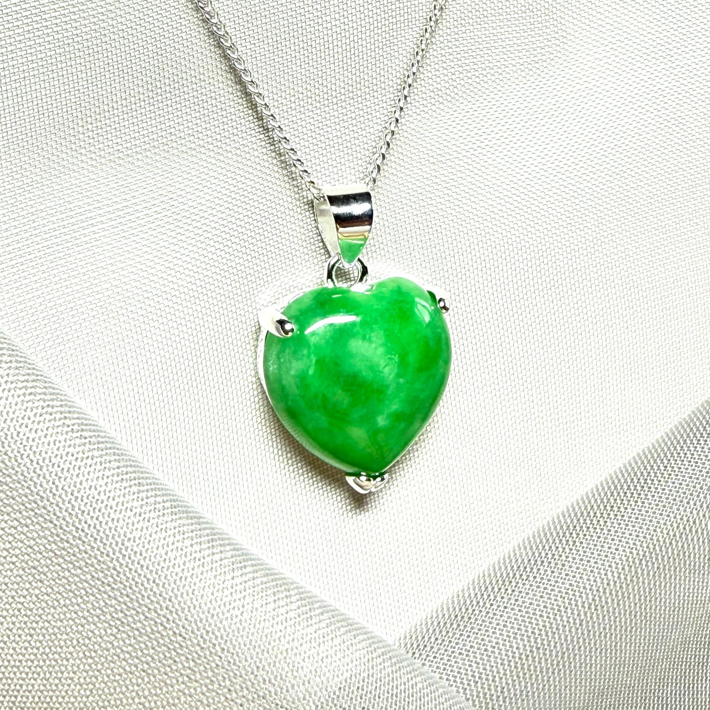 A really beautiful pendant real green jade necklace heart shaped sterling silver including chain