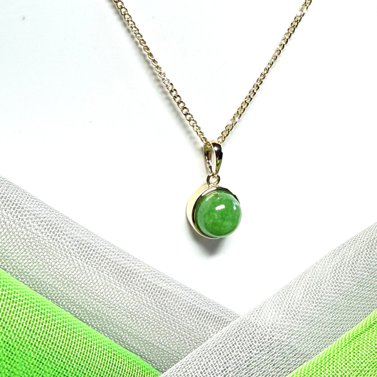Round green jade yellow gold round necklace pendant