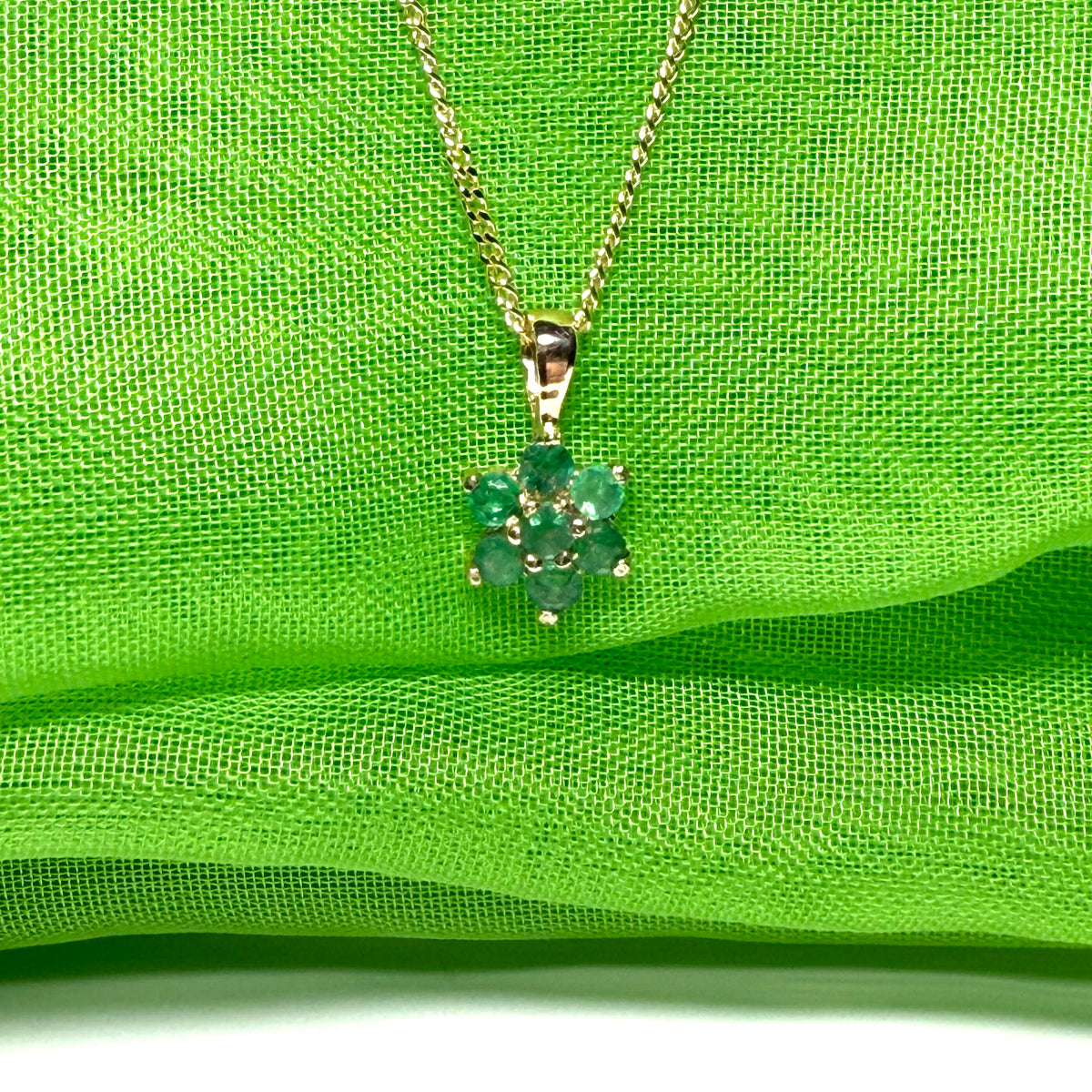 A yellow gold round cluster real emerald necklace pendant