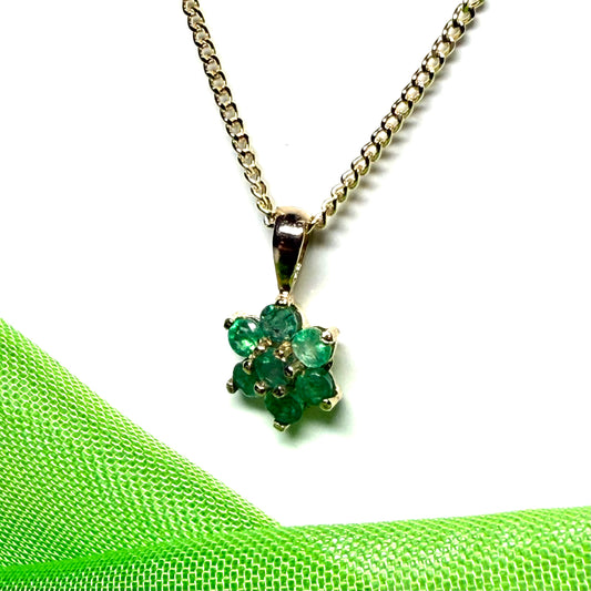 A yellow gold round cluster real emerald necklace pendant