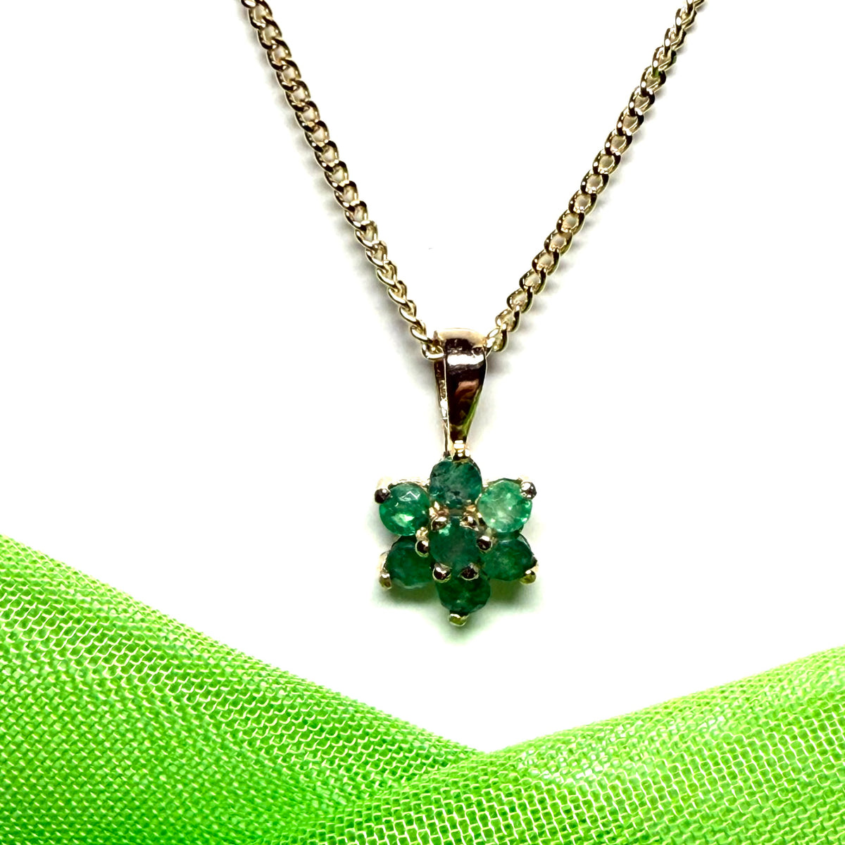 A yellow gold round cluster real emerald necklace pendant