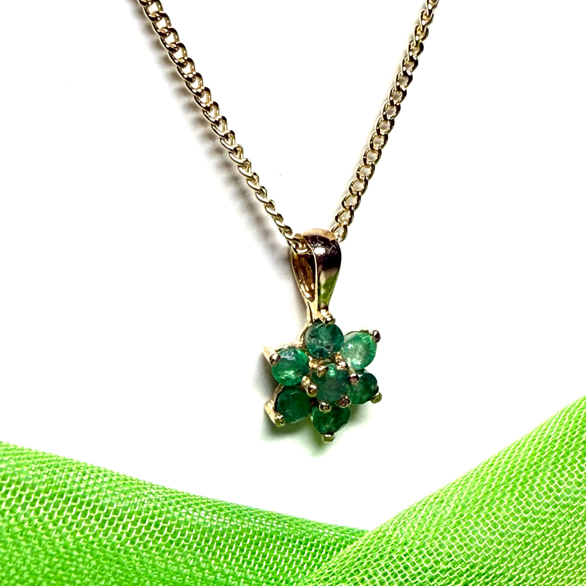 A yellow gold round cluster real emerald necklace pendant