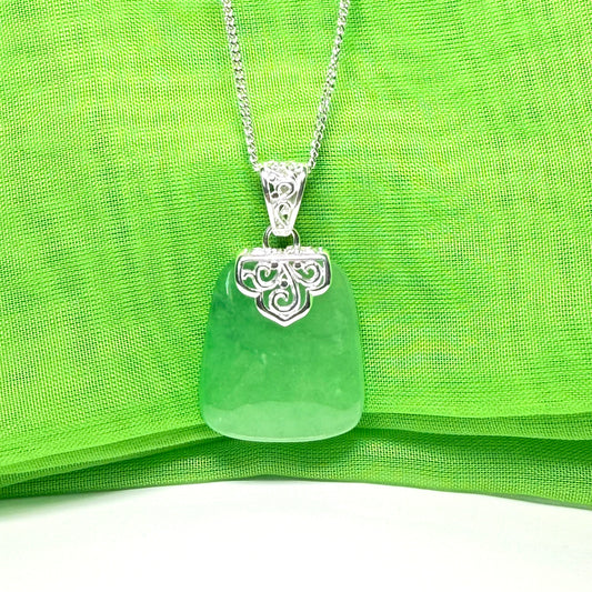 Beautiful & stunning real green jade necklace large cushion shaped