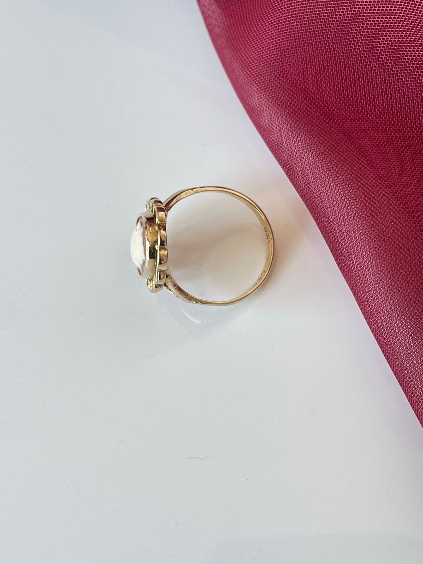 Oval Cameo shell yellow gold ring