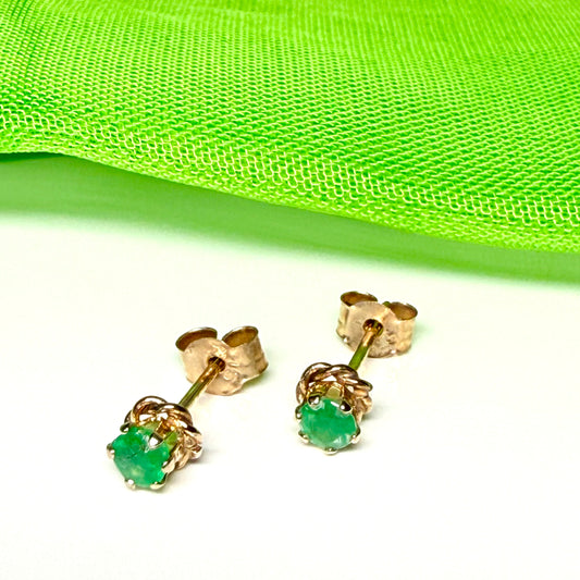 Small emerald round rope edged yellow gold stud earrings