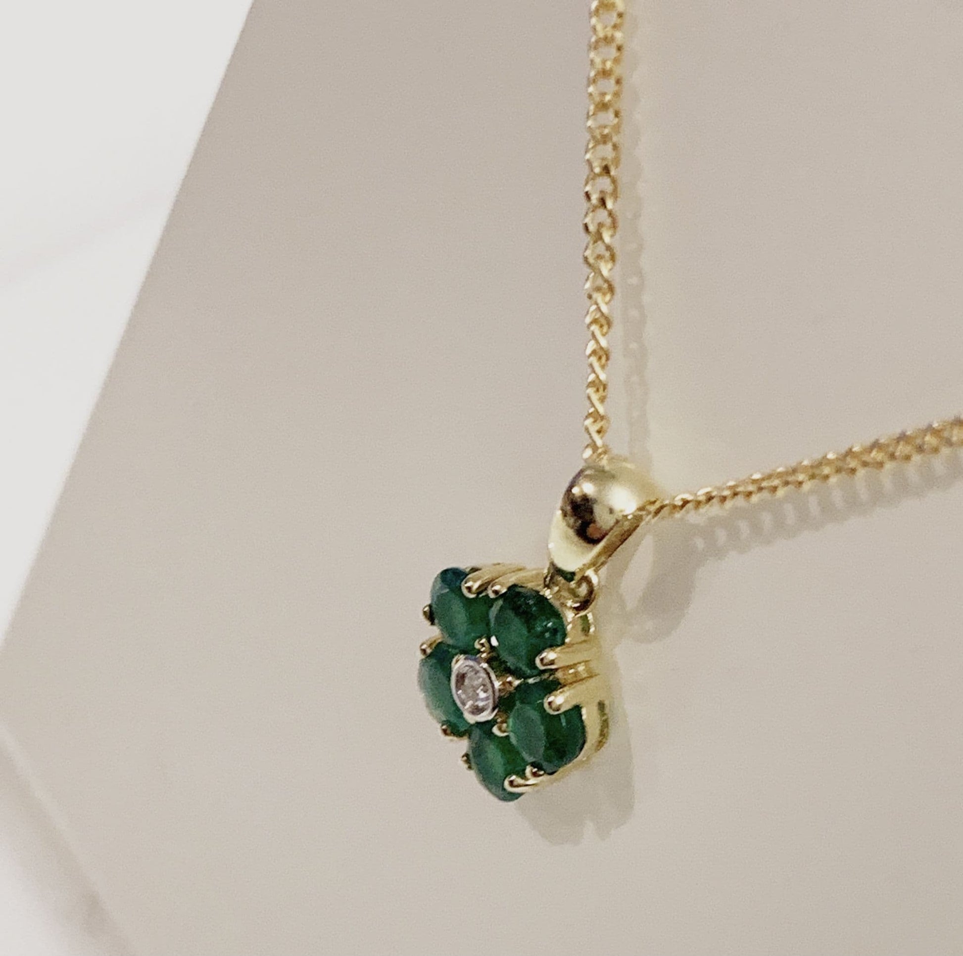 Green Emerald And Diamond Yellow Gold Daisy Cluster NecklaceGreen Emerald And Diamond Yellow Gold Daisy Cluster Necklace