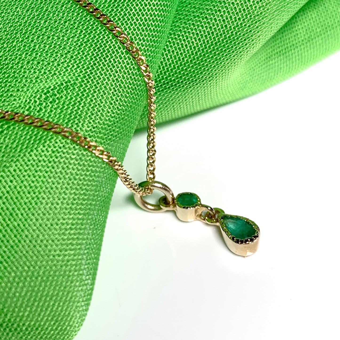 Emerald yellow gold fancy necklace