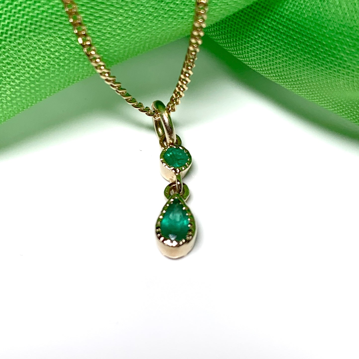 Emerald yellow gold fancy necklace