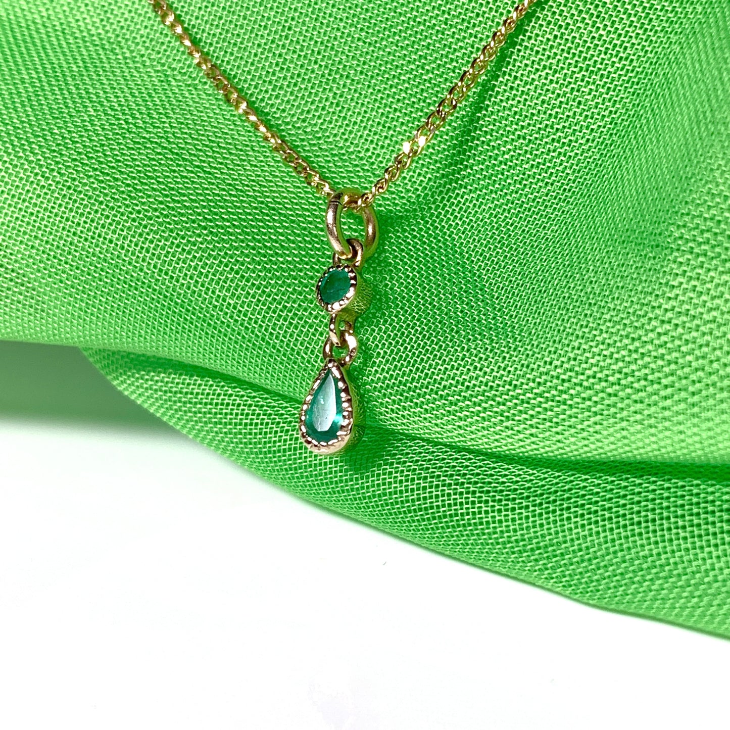 Emerald yellow gold fancy necklace