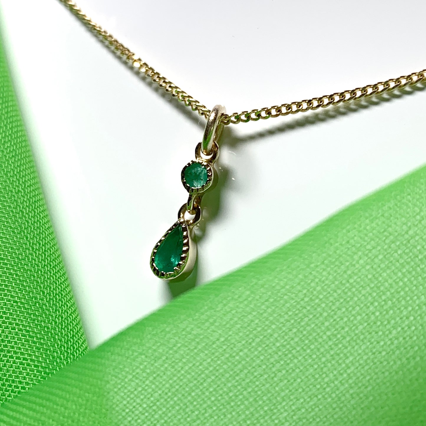 Emerald yellow gold fancy necklace