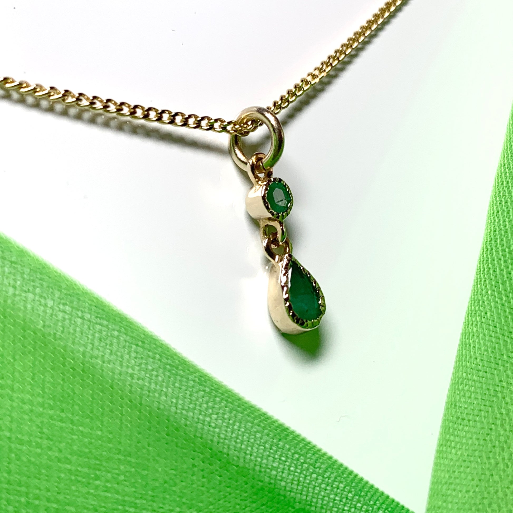 Emerald yellow gold fancy necklace