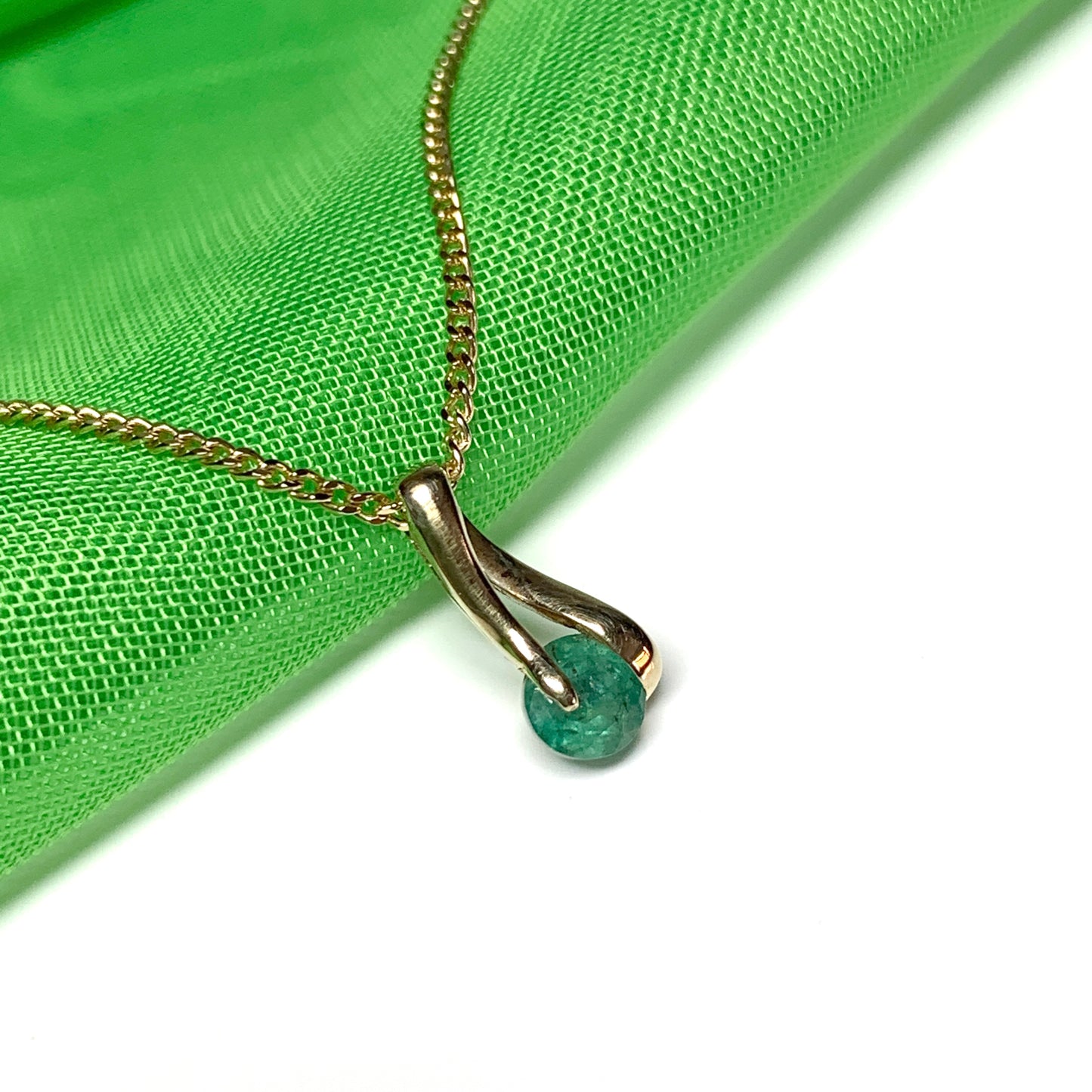 Fancy Green Emerald Round Yellow Gold Necklace