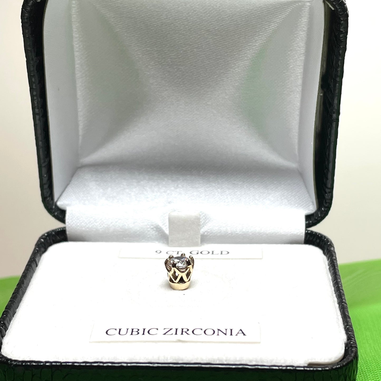 Tie pin 9 Carat gold round cubic zirconia tie tac
