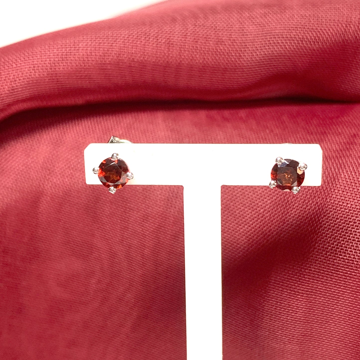 Garnet silver round four claw stud earrings