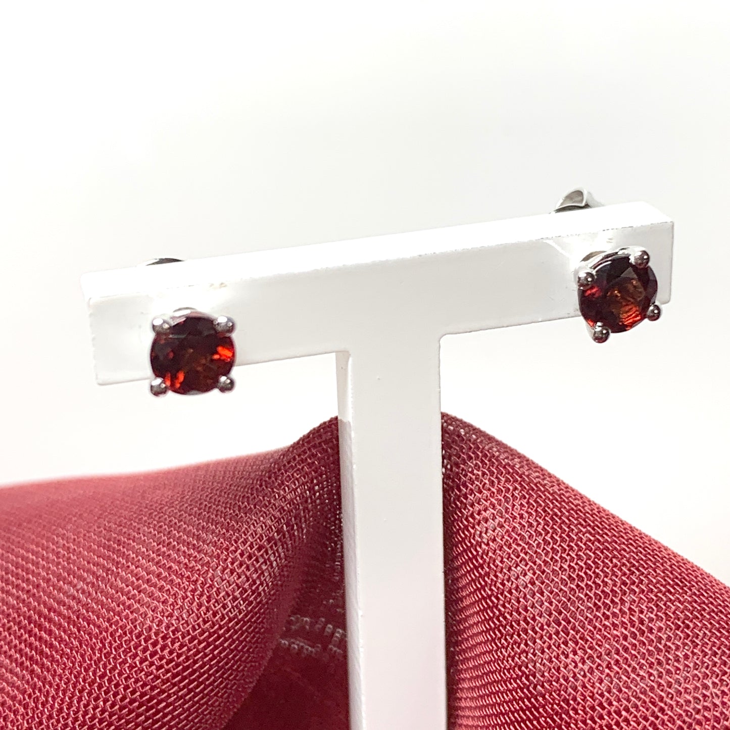 Garnet silver round four claw stud earrings