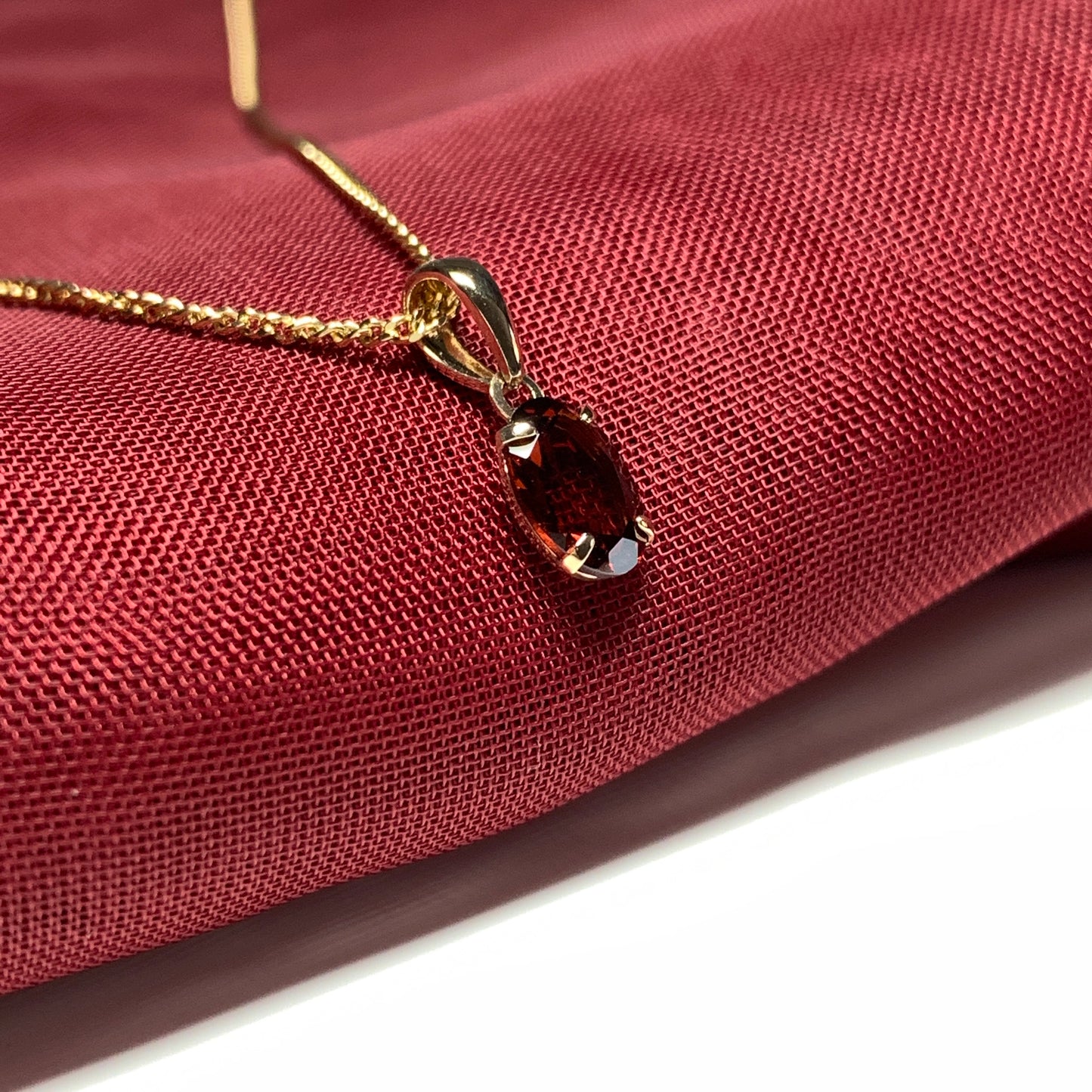 Garnet yellow gold oval four claw necklace pendent