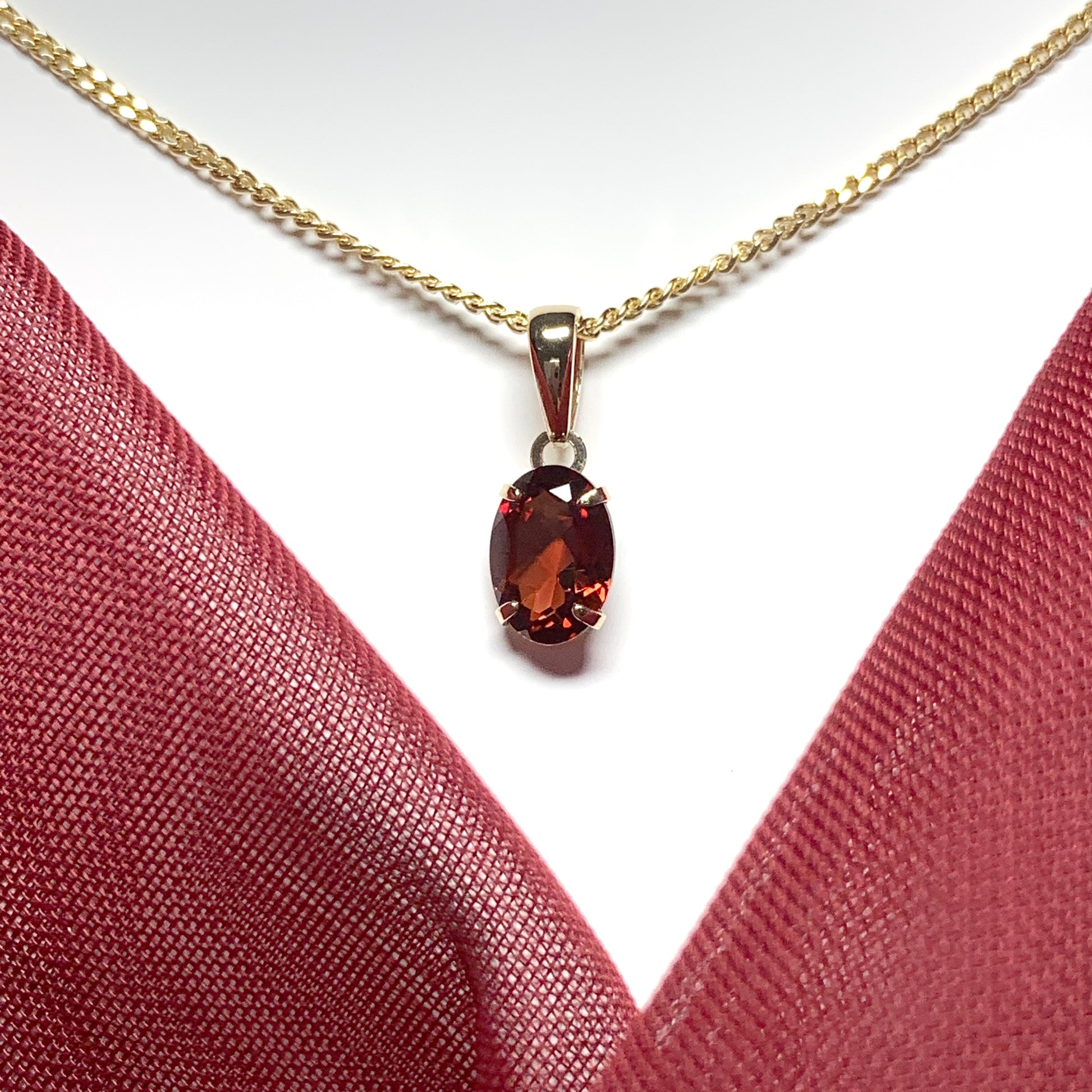 Garnet yellow gold oval four claw necklace pendent
