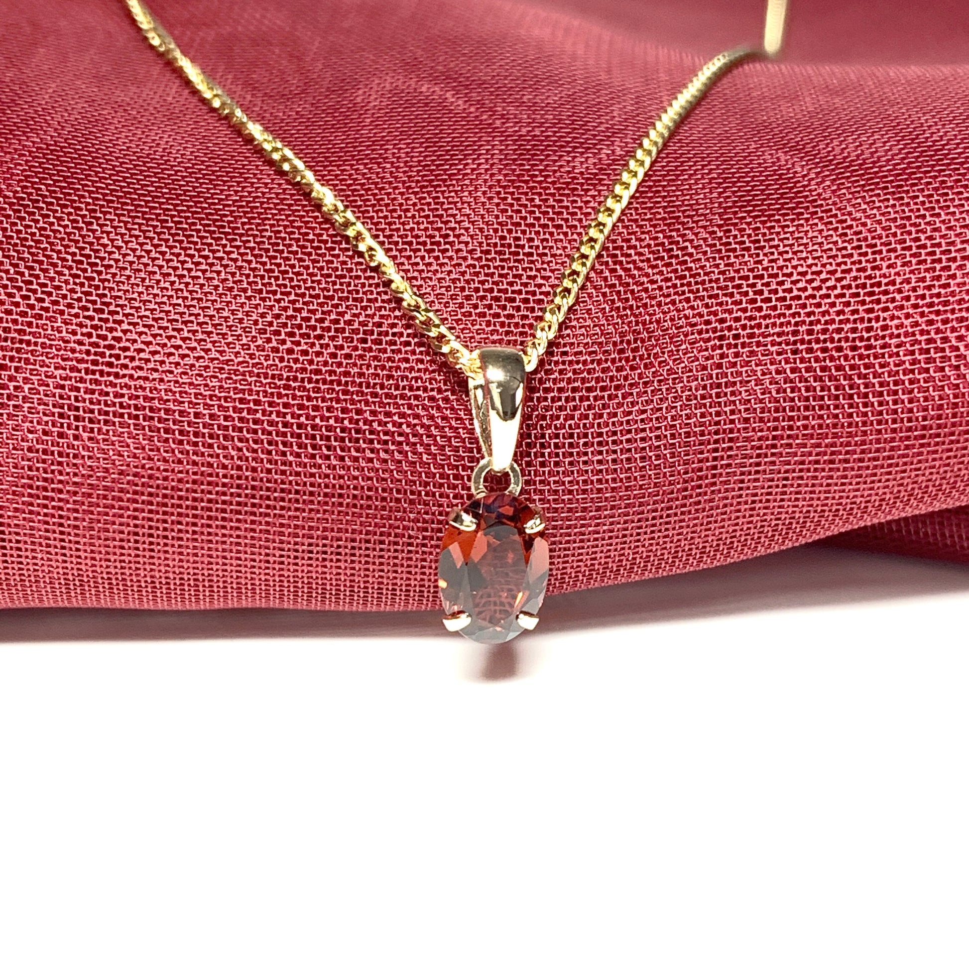 Garnet yellow gold oval four claw necklace pendent