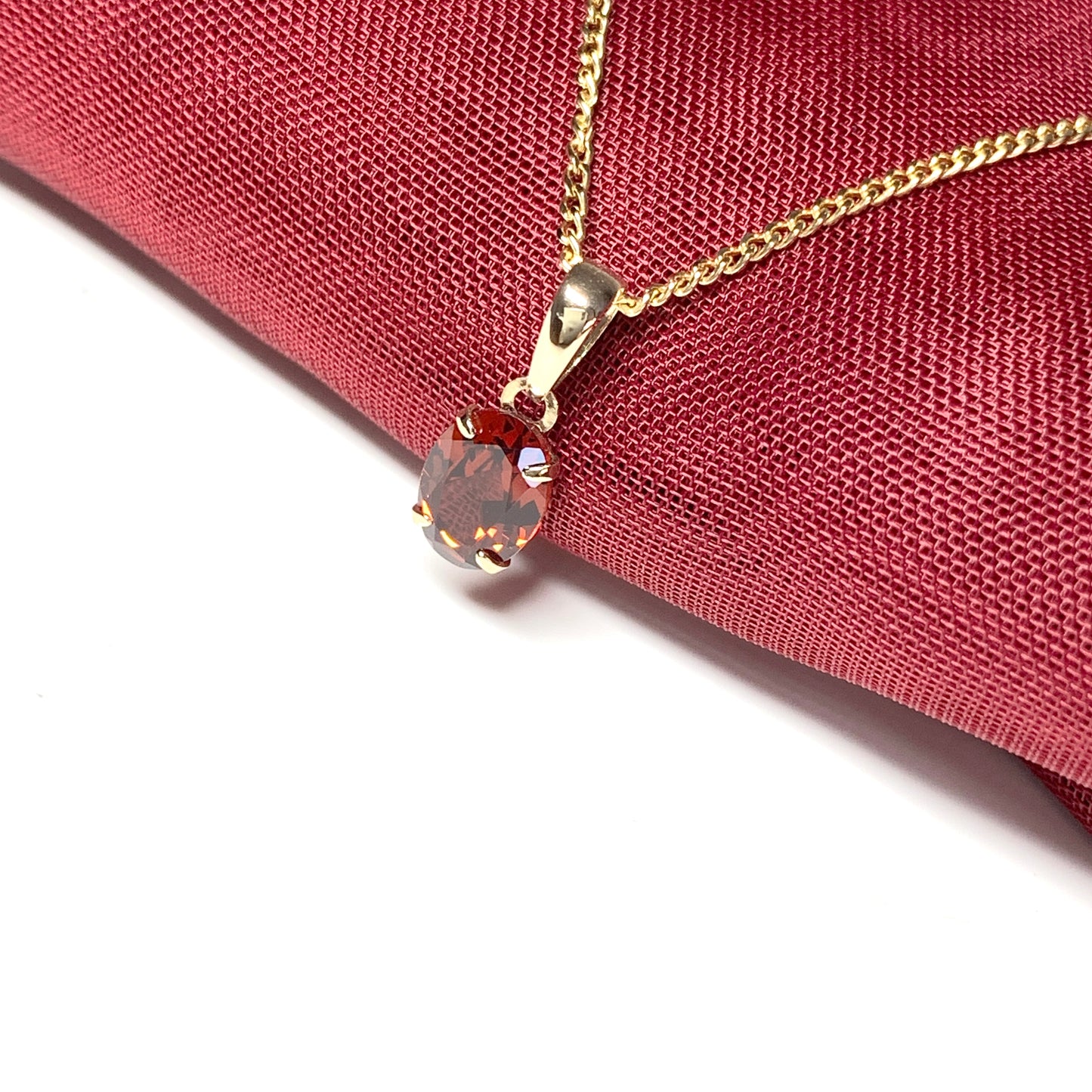 Garnet yellow gold oval four claw necklace pendent