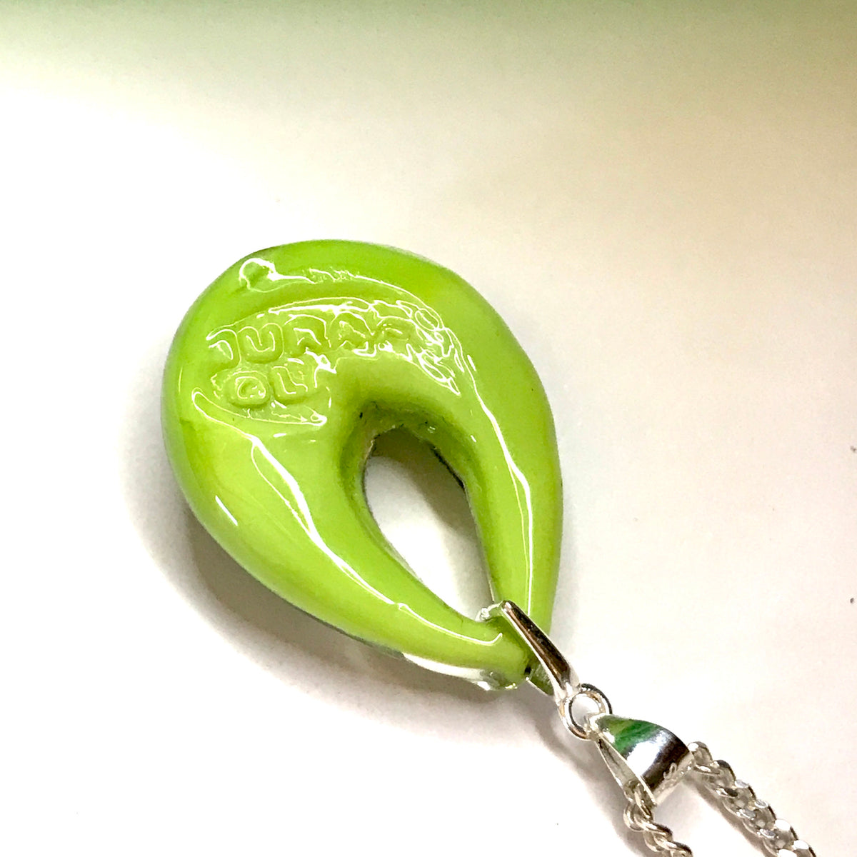 Green real Murano glass tear drop necklace pendant including a chain With the Genuine Murano glass stamp on the back of it