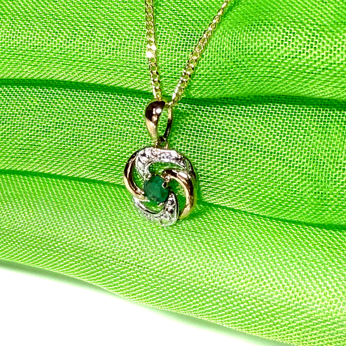 Green real emerald necklace round shaped yellow gold pendant
