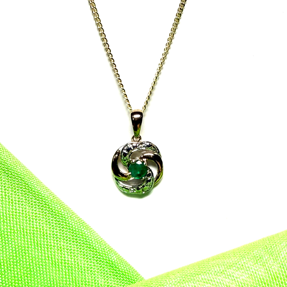 Green real emerald necklace round shaped yellow gold pendant