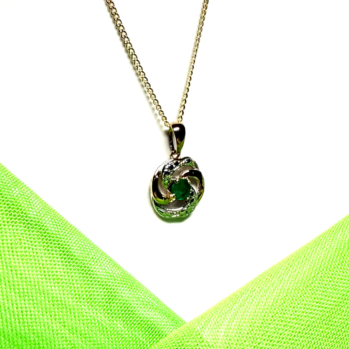Green real emerald necklace round shaped yellow gold pendant
