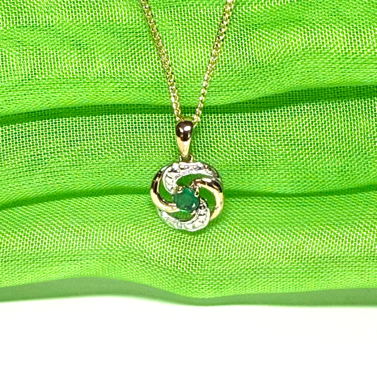 Green real emerald necklace round shaped yellow gold pendant