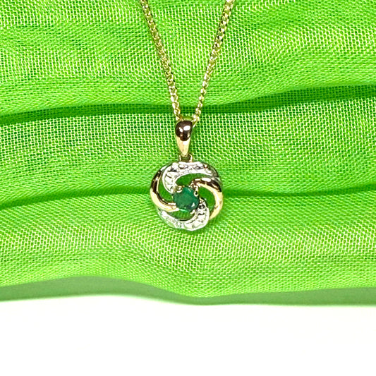 Green real emerald necklace round shaped yellow gold pendant