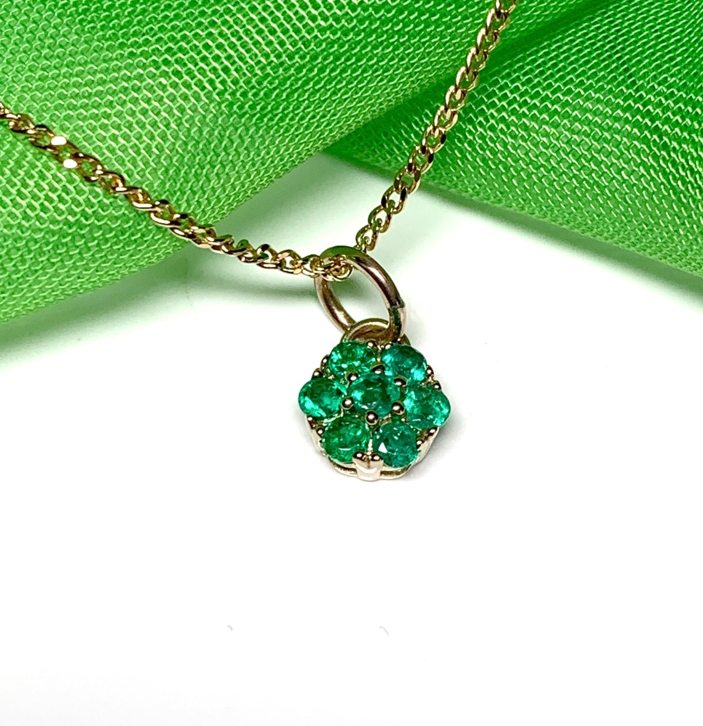 Green emerald yellow gold daisy cluster necklace
