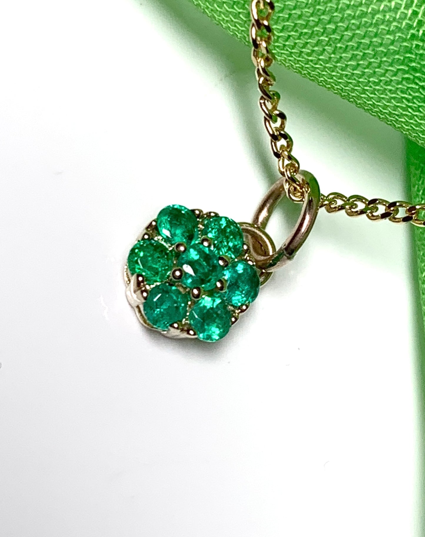 Green emerald yellow gold daisy cluster necklace