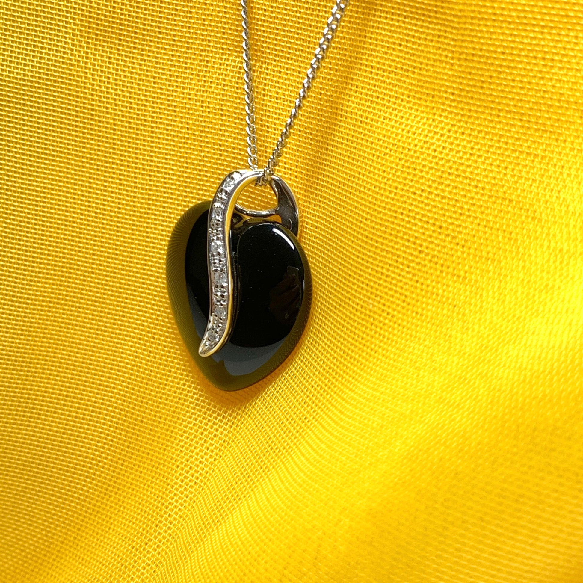 Heart agate and diamond necklace pendent