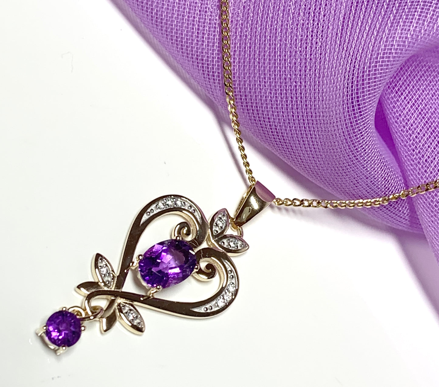 Heart shaped yellow gold and amethyst necklace pendent