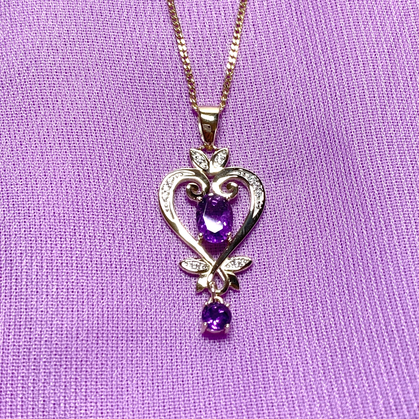 Heart shaped yellow gold and amethyst necklace pendent