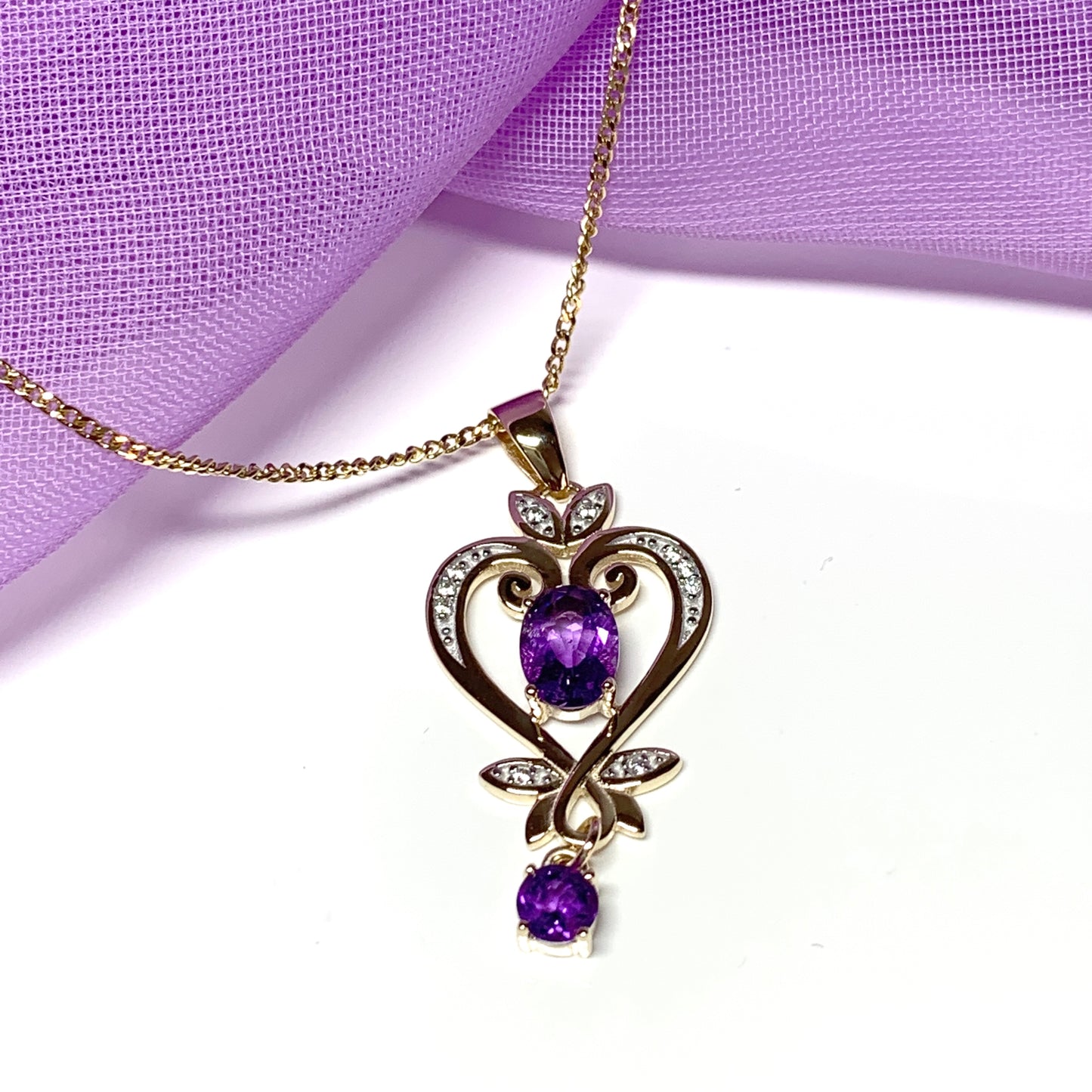 Heart shaped yellow gold and amethyst necklace pendent