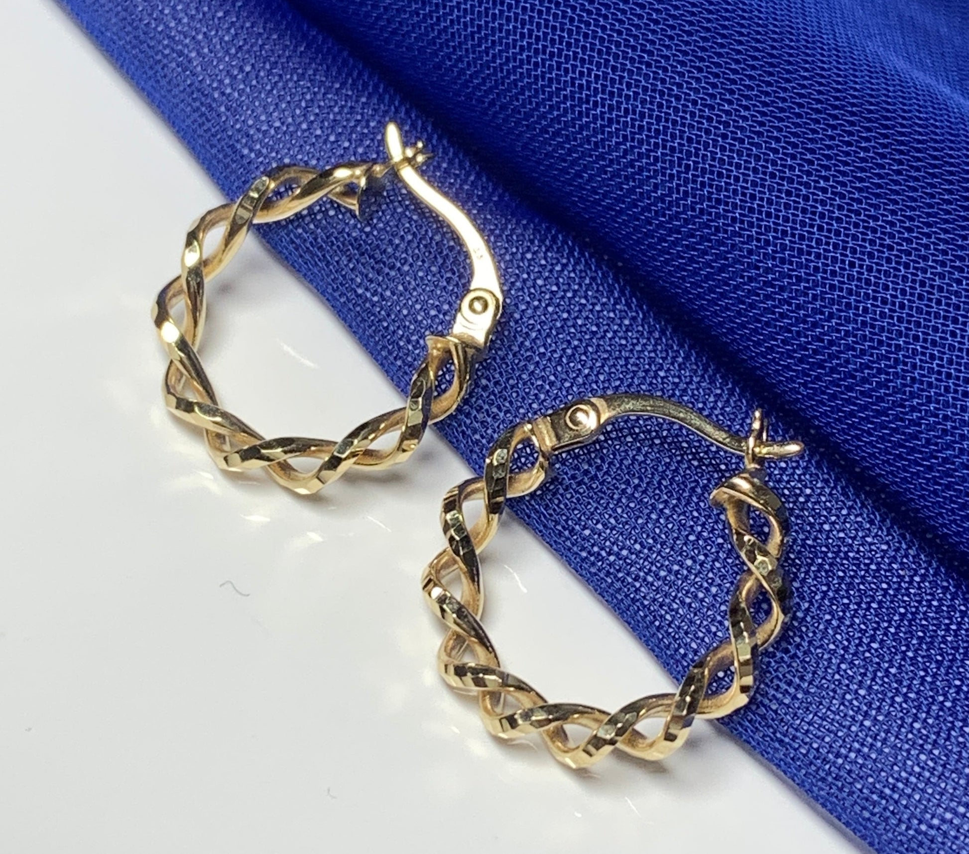 Hoop round yellow gold pierced earrings 17mm