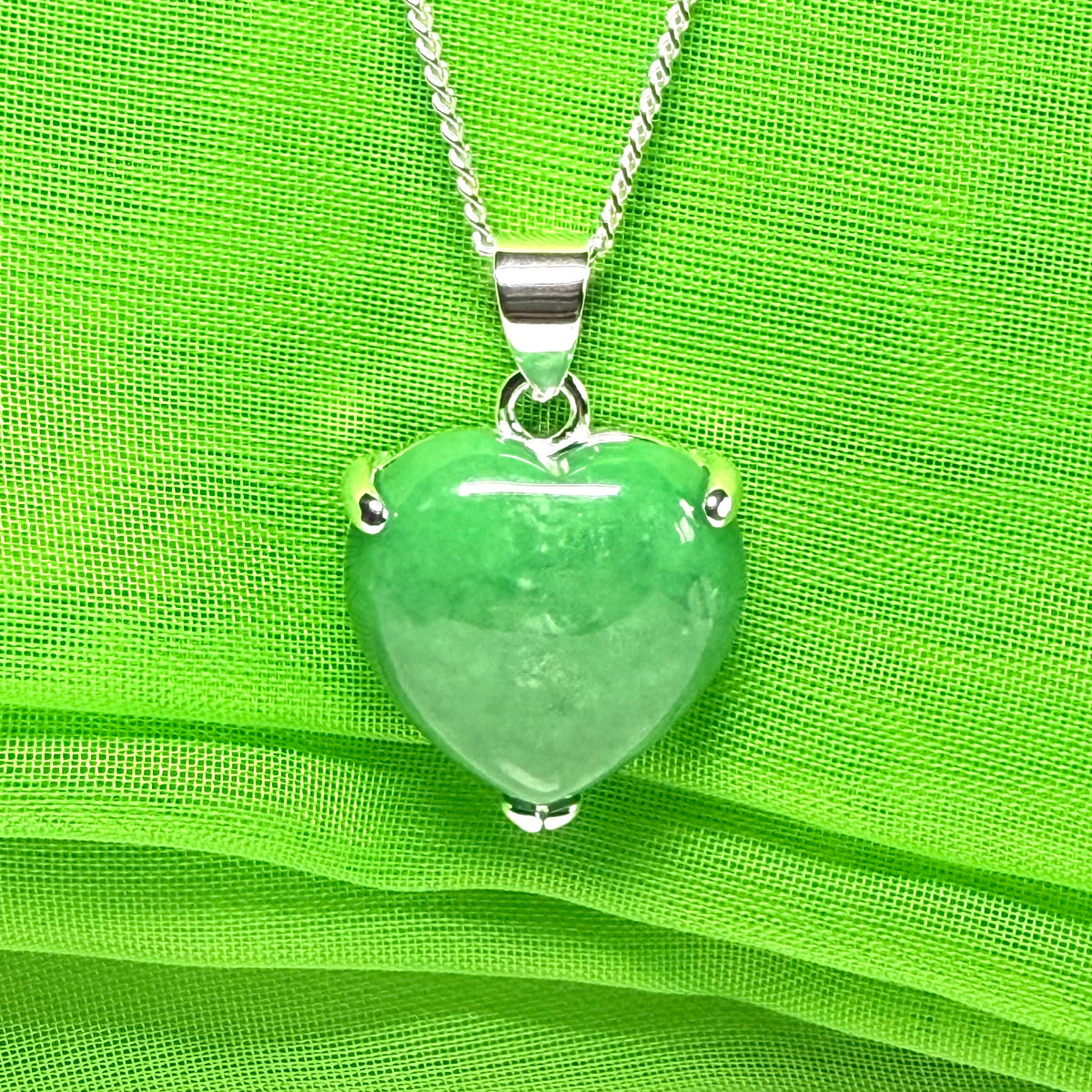 A really gorgeous real green jade necklace heart shaped sterling silver, exquisite designed pendant with chain