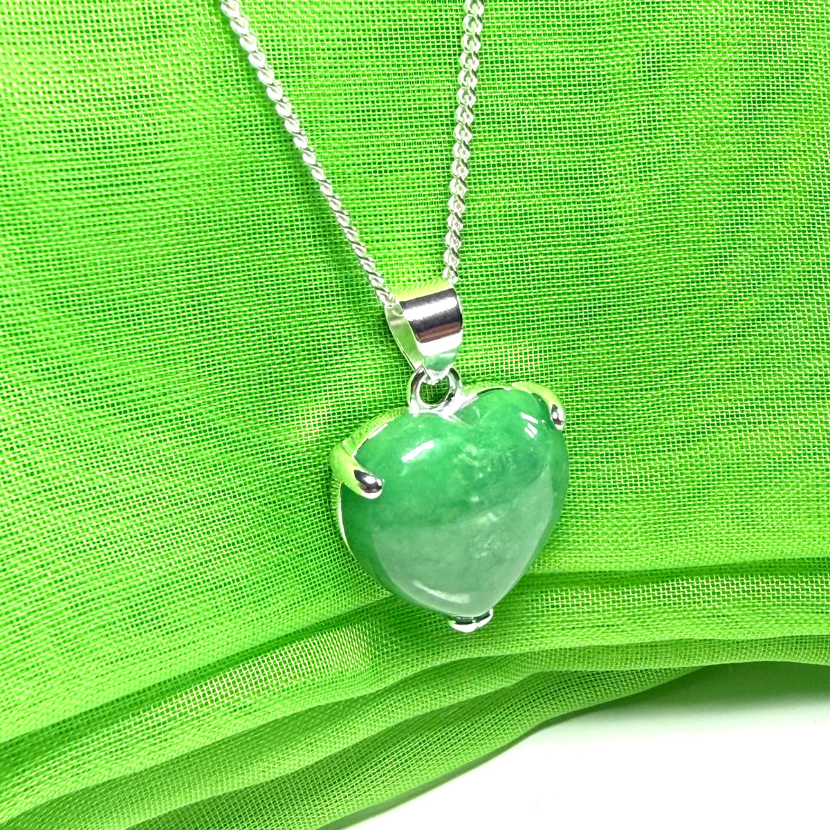 A really gorgeous real green jade necklace heart shaped sterling silver, exquisite designed pendant with chain