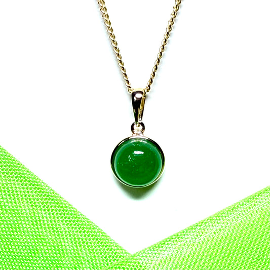 Round green jade yellow gold round necklace