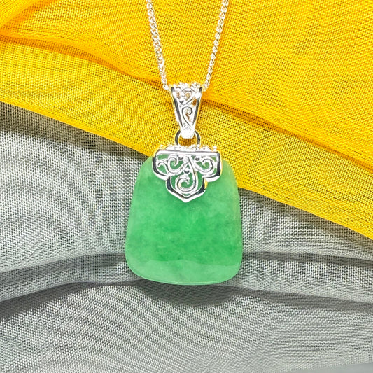 A large sparkling sterling silver green real jade necklace patterned style