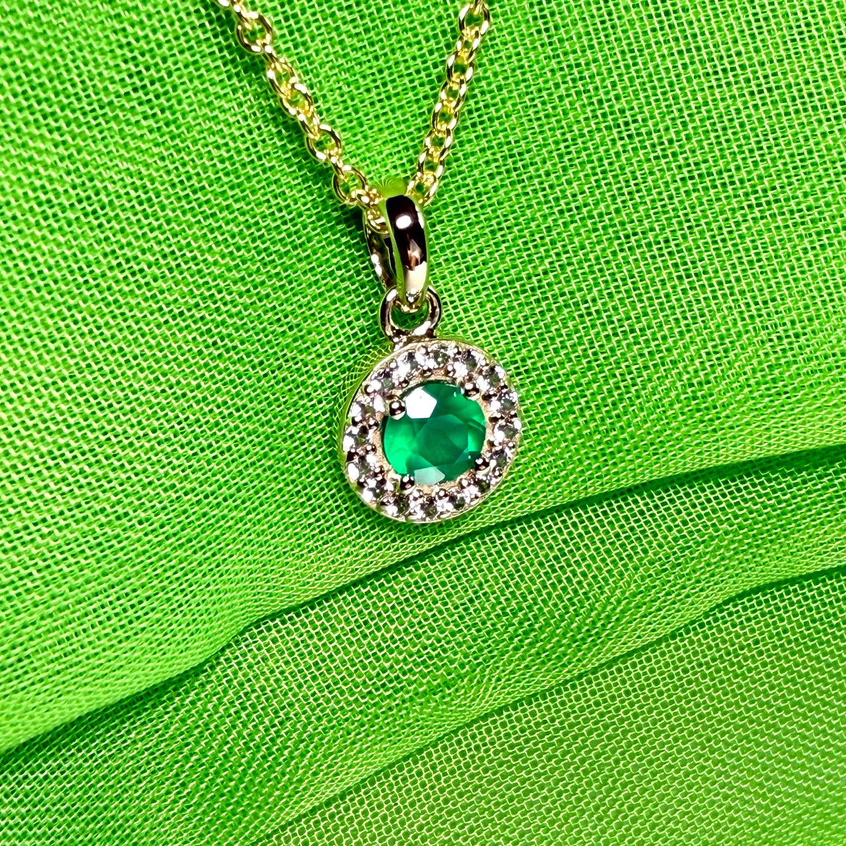 Round cluster round shaped necklace set with a real green agate stone sterling silver gilt including chain