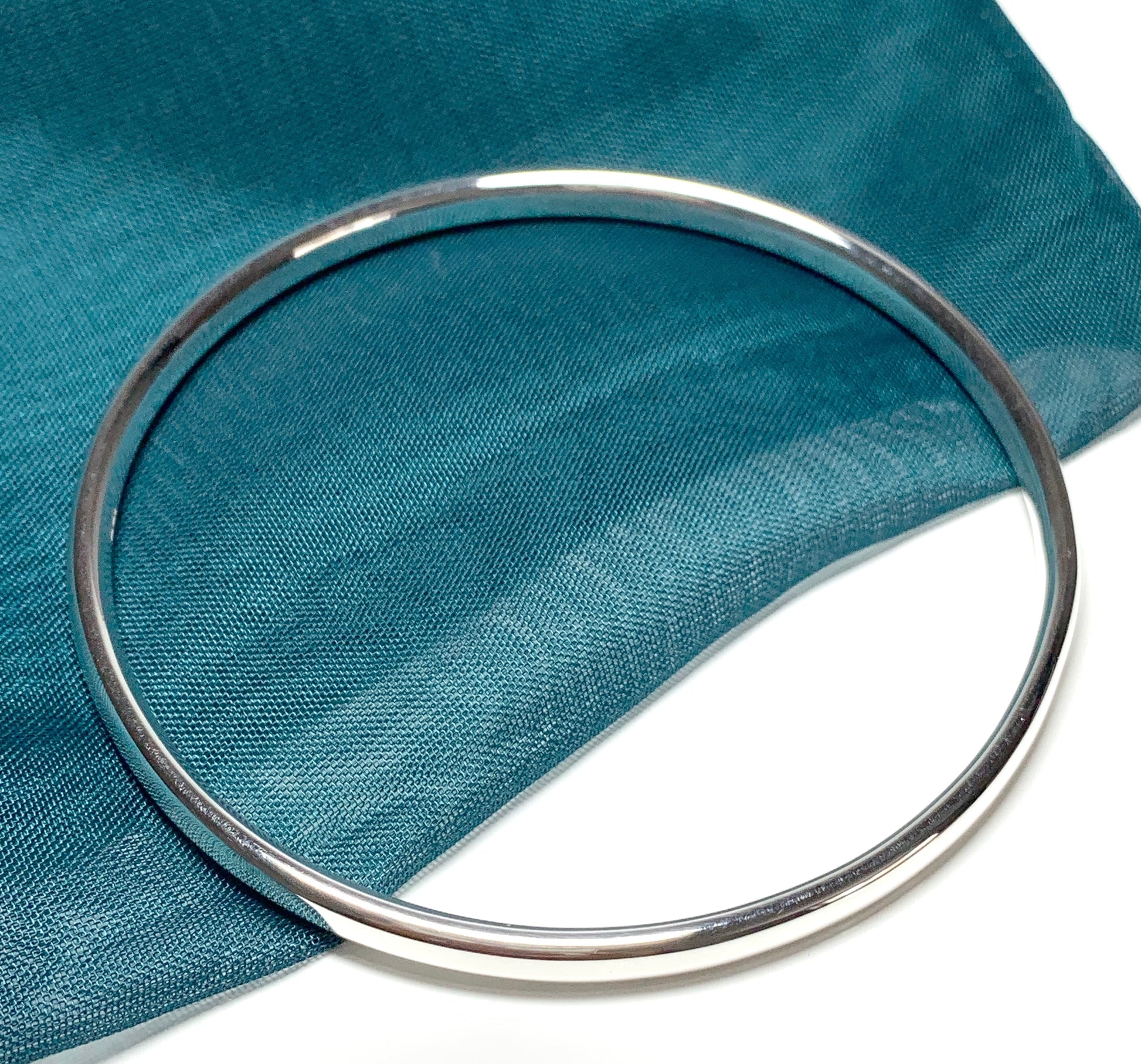 Ladies sterling silver solid round plain polished bangle