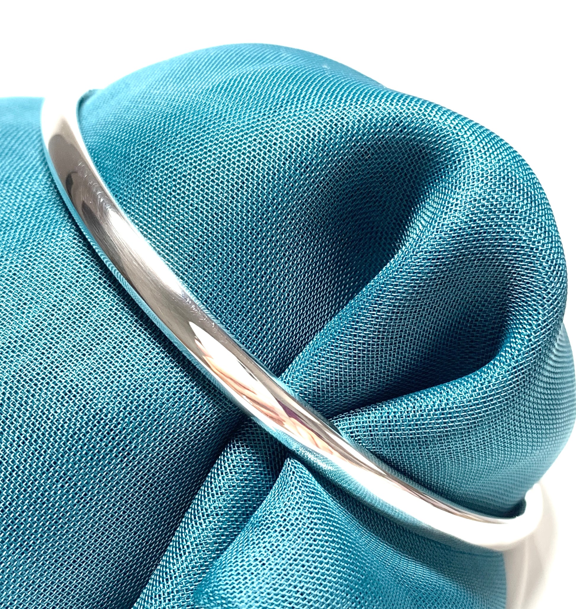 Ladies sterling silver solid round plain polished bangle