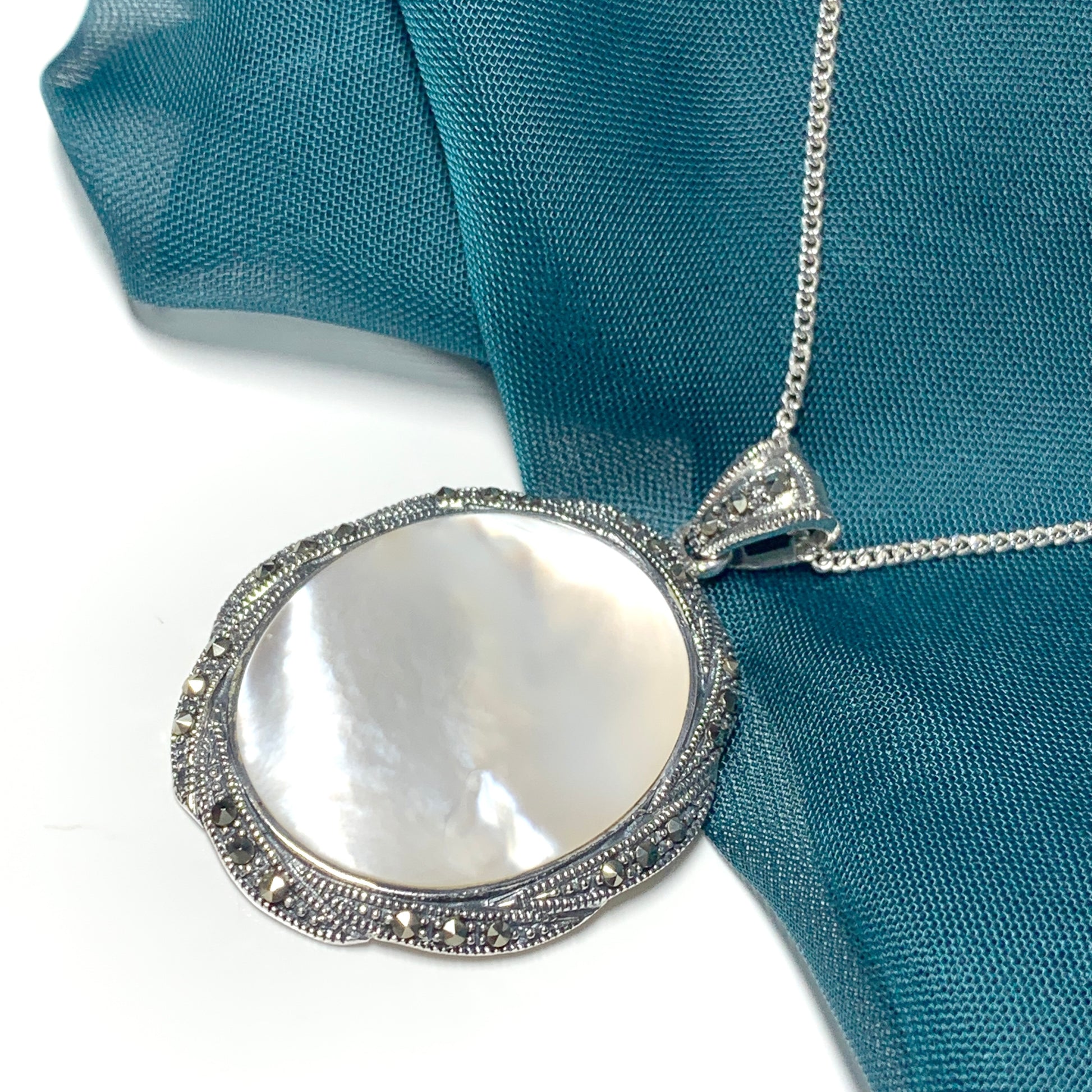 Large oval Mother of Pearl silver necklace